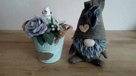 Krásna dekorácia trpaslík+ kvety, 