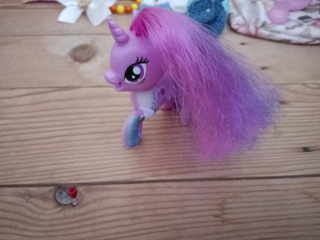 Bábika simba s oblecenim a množstvom doplnkov,