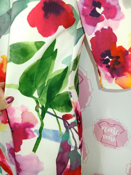 Krásne kvietkované šaty m/l, m