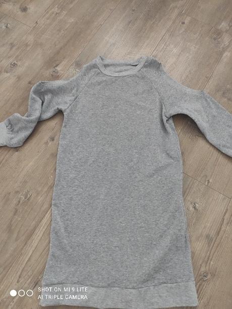 Mikinove saty s odhalenymi ramenami, s