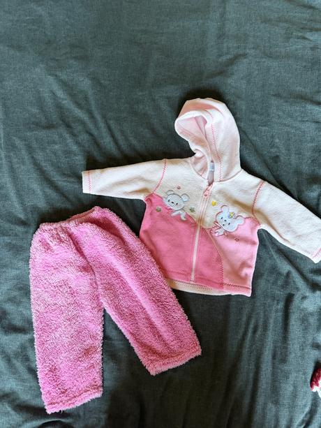 Balík oblečenia a hračiek pre dievčatko, 