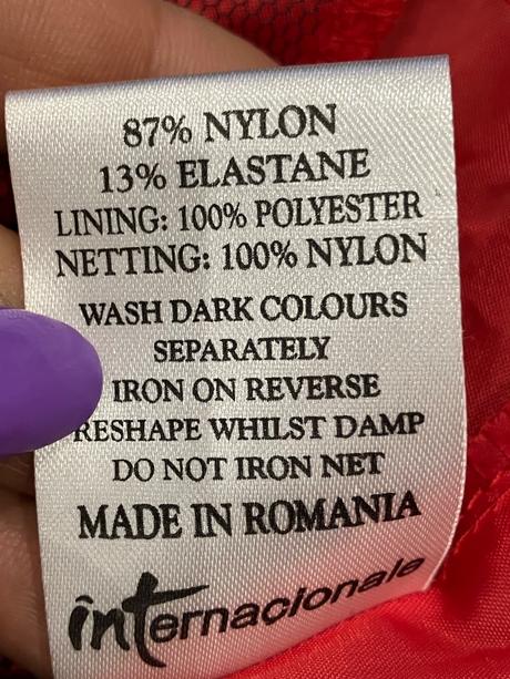 Dámske elegantné čipkované šaty červeno-čierne, m