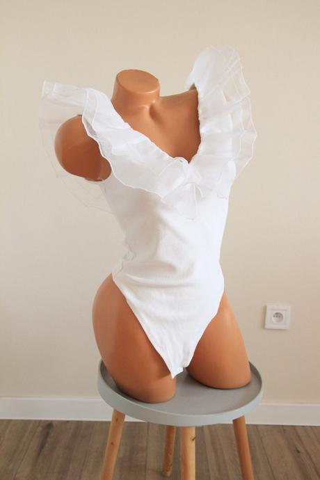 Biely body top s volánmi, m/l, m