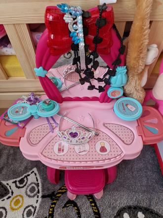 Kozmetický stolík a stolička, 