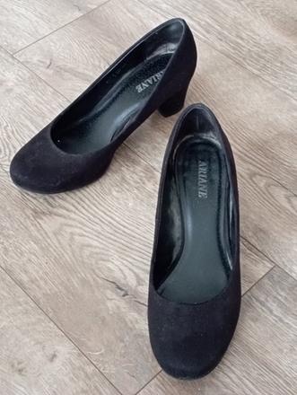 Čierne lodičky, 37