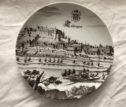 Zberatelsky porcelanovy tanier s rytinou mesta,
