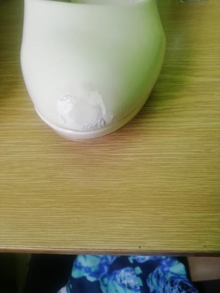 Ako opraviť odreninu na krémových topánkach?