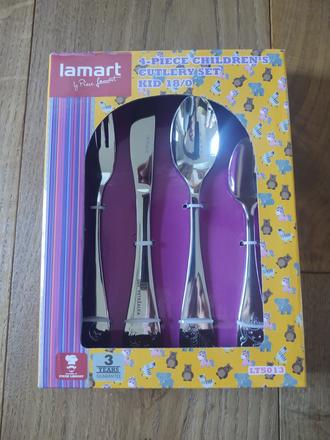 Detský priborový set s logom petržalky.,