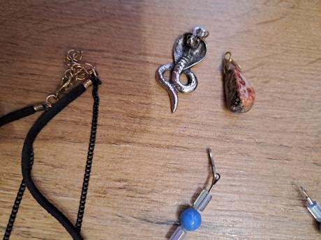 Náhrdelníky a náušnice,