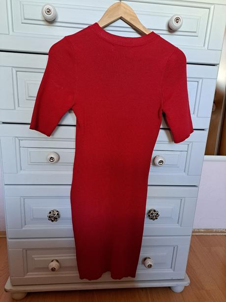 Červené šaty svetrikove, s