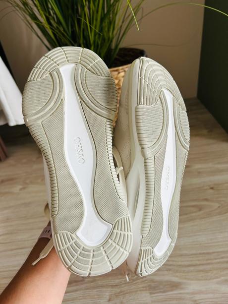 Perfektné tenisky značky oysho, pc 56 eur, 38