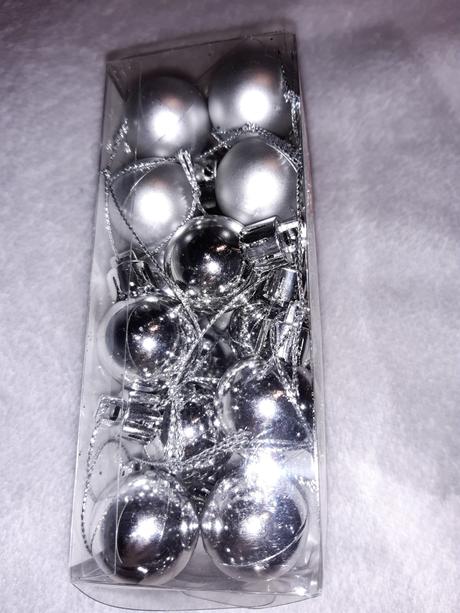 20 malých strieborných vianočných gulí, 