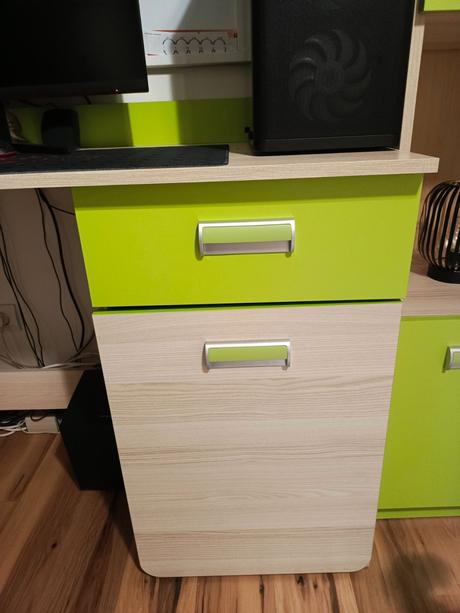 Písací stolík a polica, 