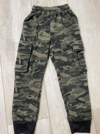 Maskáčové tepláky, 116