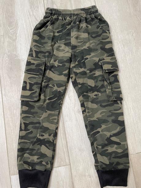 Maskáčové tepláky, 116