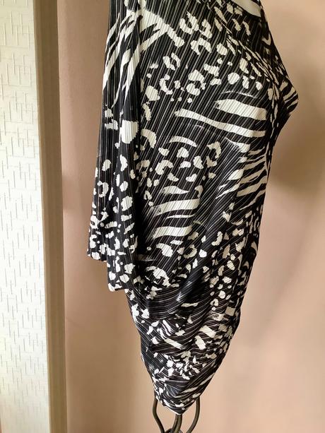 Asymetricke tricko jane norman, 40