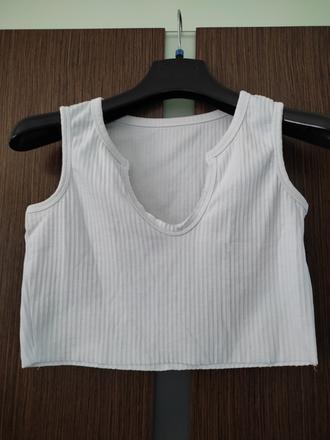 Elegantny biely top bez rukavov, pekne sedi, m