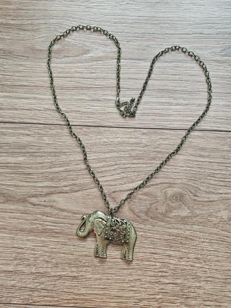 Krásny dlhý náhrdelník,