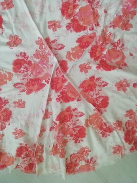 Zaujímavo strihané šaty - m, m