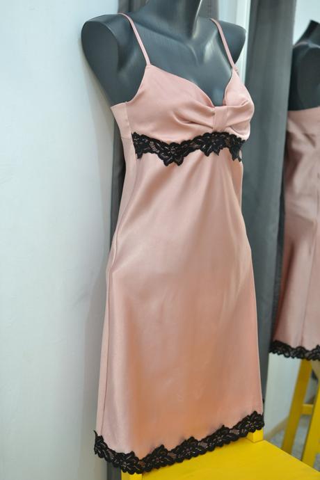 Staroružová nočná košeľa s čipkou s, s