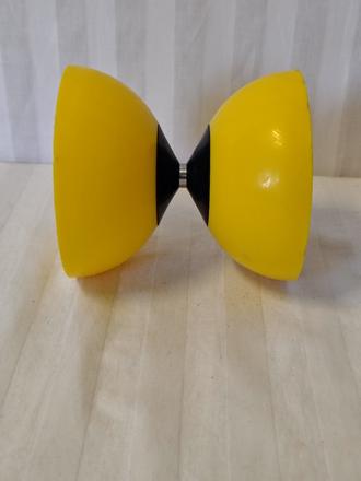 Stredné žonglérske gumové žlté diabolo, priemer 10,