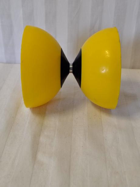 Stredné žonglérske gumové žlté diabolo, priemer 10,
