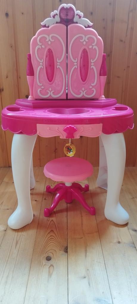 Stolík pre dievčatá, 