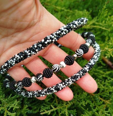 Elegantná strieborno-čierna čelenka,