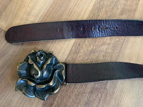 Opasok s kovovou ruzou, guess