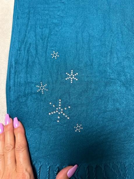 Krásny petrolejový šál s kamienkami a strapcami,