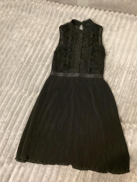 Cierne čipkované šaty, vzadu na zips, s