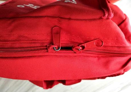 Červený batoh shell, 