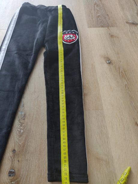 Čierne tepláky, 128