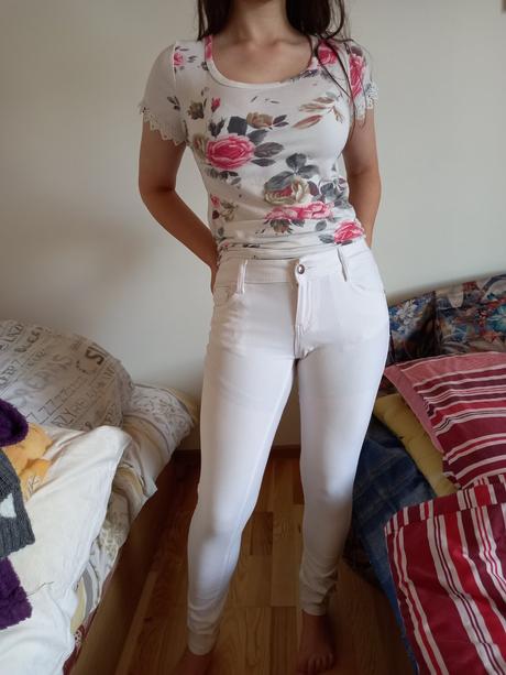 Tričko v kombinácií s bielymi nohavicami, m