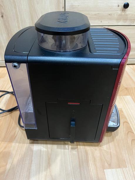 Predám automatický kávovar krups ea81 bordový, krups