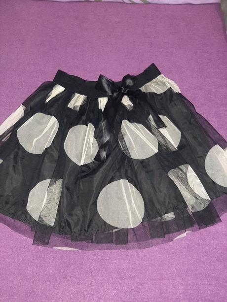 Bodkovaná sukňa, 158