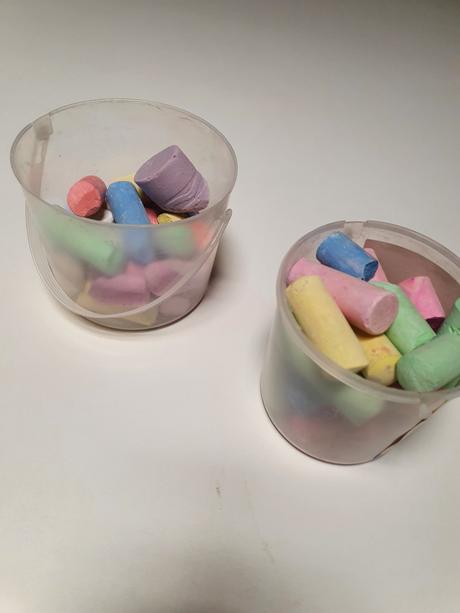 Kriedy- 2 vedierka veľkých hrubých kried,