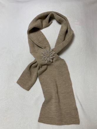 Krásny elegantný béžový šál s kvetom, 