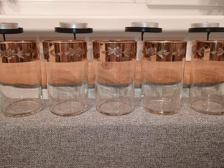 Sada pohárov s vygravírovaným vzorom,