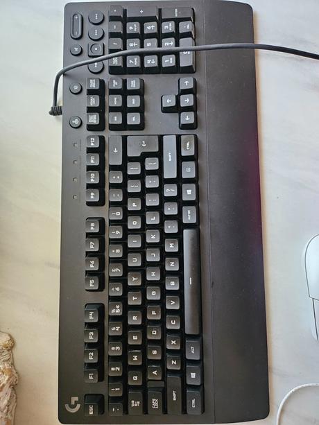 Klávesnica a myška logitech, 