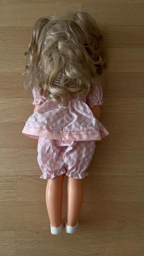 Žmurkajúca dlhovlasá bábika, 