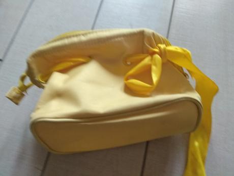 Žltá kozmetická taštička,