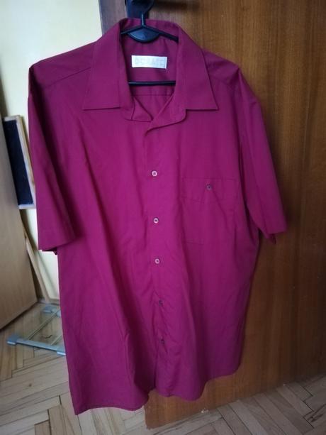 Bordová košeľa, 42