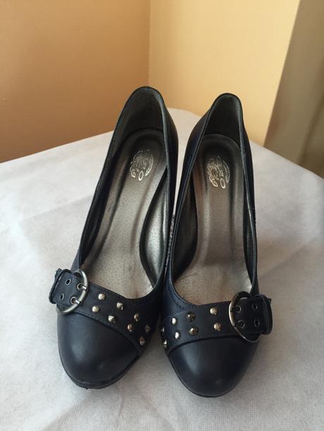 Tmavomodré lodičky, 39