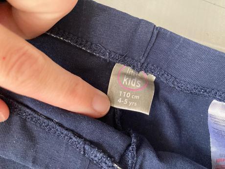 Tmavomodre leginy, srdce na kolene, 110