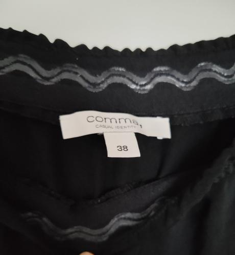 Čierne šaty s odhalenými ramenami, m