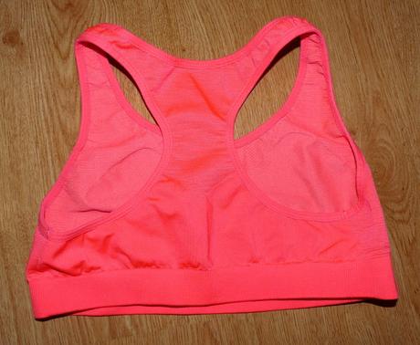 Krikľavo ružová podprsenka, 158