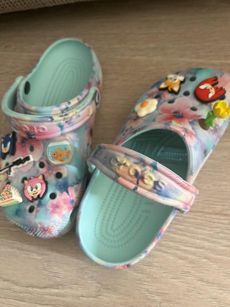 Belasé kvietkove crocs s ozdobami, veľkosť 36, crocs,36