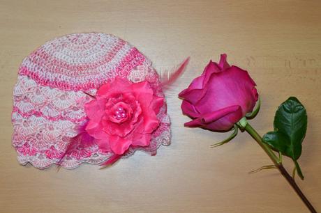 Háčkovaná čiapočka s kvetom, <50 - 158