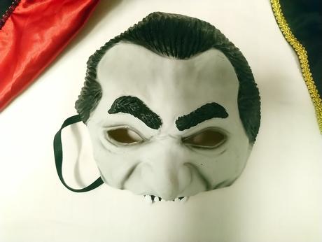 2-dielny kostým upír, plášť golierom a maska upíra,